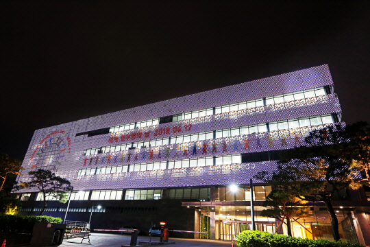 지난 11일 경기도 용인 GC녹십자 R&D센터에 미디어파사드 방식으로 '세계 혈우병의 날' 이미지가 게재되어 있다.(GC녹십자 제공)